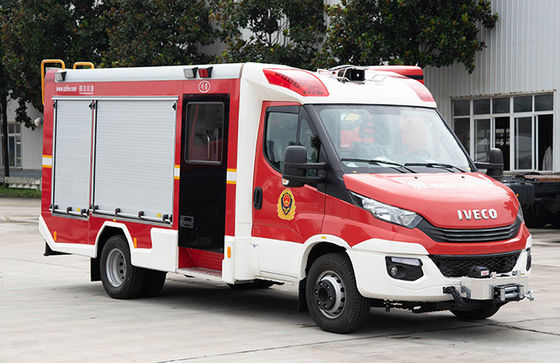 Пожарная машина IVECO ЕЖЕДНЕВНАЯ небольшая с инструментами цистерны с водой 3000L и спасения