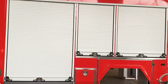 Пожарная машина свертывает вверх двери и шторки ролика для приборов огня